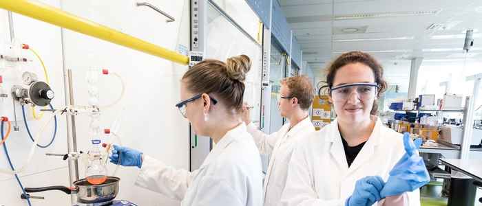 Studenten in het lab op Science Park