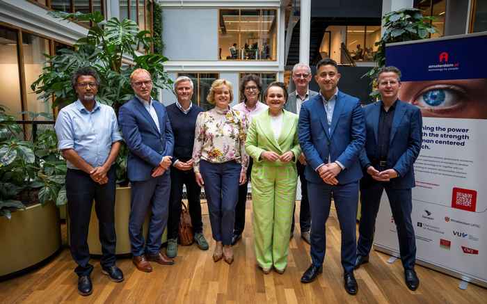 Staatssecretaris Van Huffelen en wethouder Scholtes op werkbezoek bij Amsterdam AI