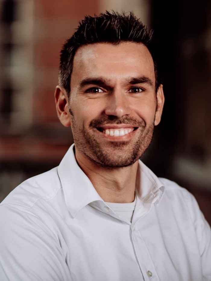 Portretfoto van een lachende Jan Willem Bolderdijk