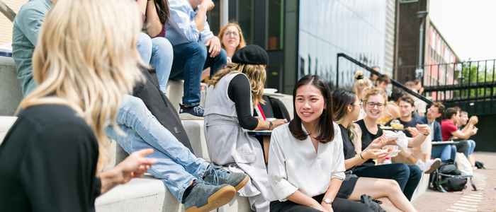 summerschool 2019 studenten buiten op de trap