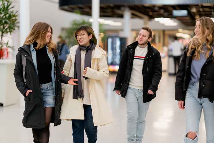 Studenten op de campus