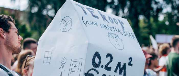 foto van mensen die protesteren voor betaalbaar wonen