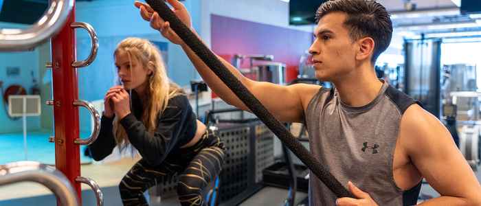 Twee studenten fitnessen