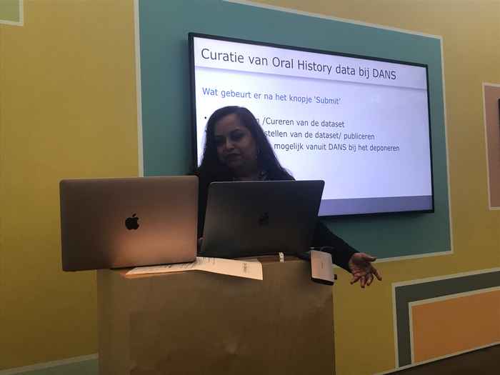Drs. Widia Mahabier, DANS-KNAW, over het duurzaam archiveren van Oral History. Foto: Sanneke Stigter.