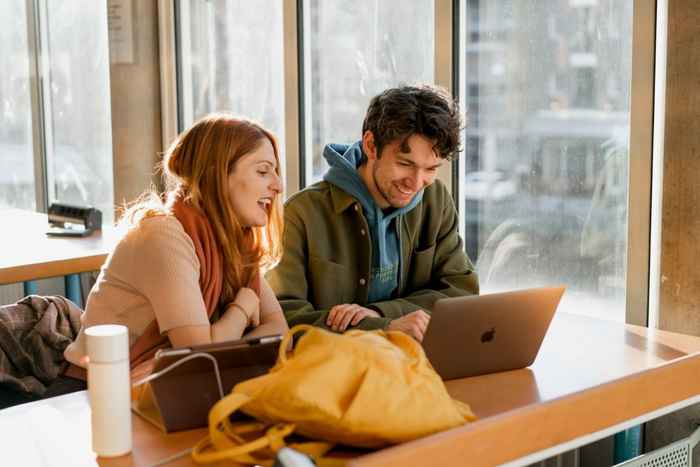Twee studenten achter een laptop