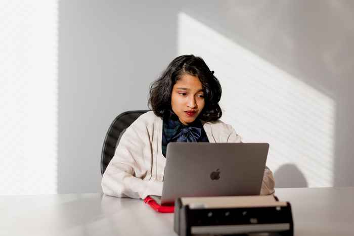 Student achter laptop