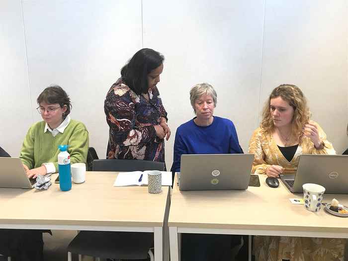 Workshop participants from the Museum Boijmans van Beuningen receiving instruction from Drs. Widia Mahabier. Photo: Sanneke Stigter