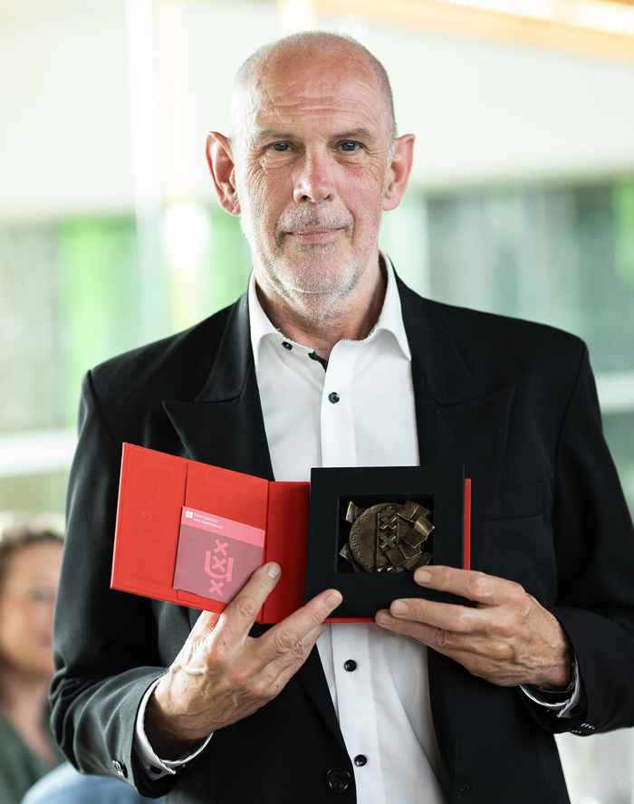 Arne Janssen met de UvA Erepenning (foto: Sophie Reijnen)