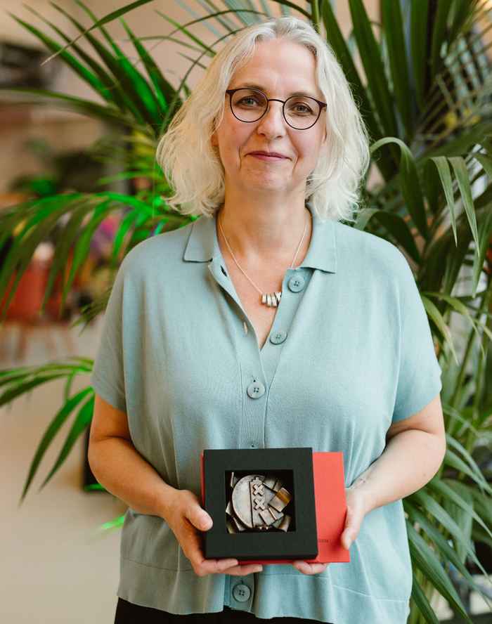 Calluna Euving met de UvA Erepenning (foto: Sophie Reijnen)