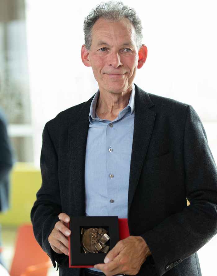 Frans Oort met de UvA Erepenning (foto: Sophie Reijnen)