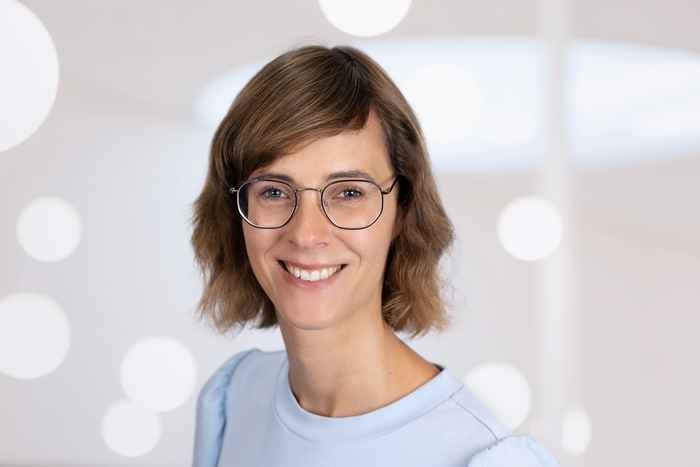 Lecturer with white shirt and medium long hair