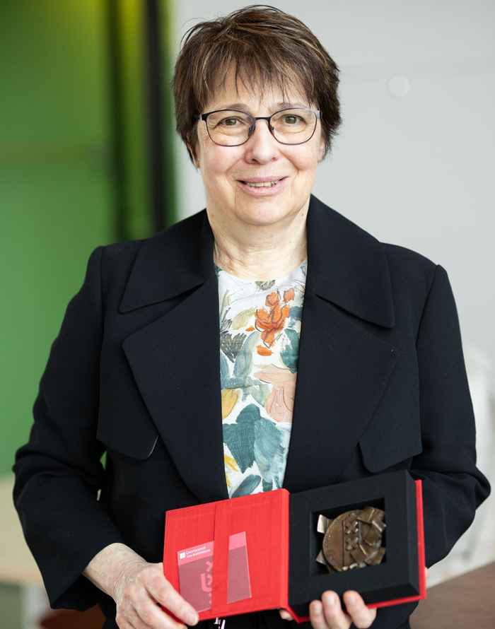 Nataša Brouwer-Zupančič met de UvA Erepenning (foto: Sophie Reijnen)