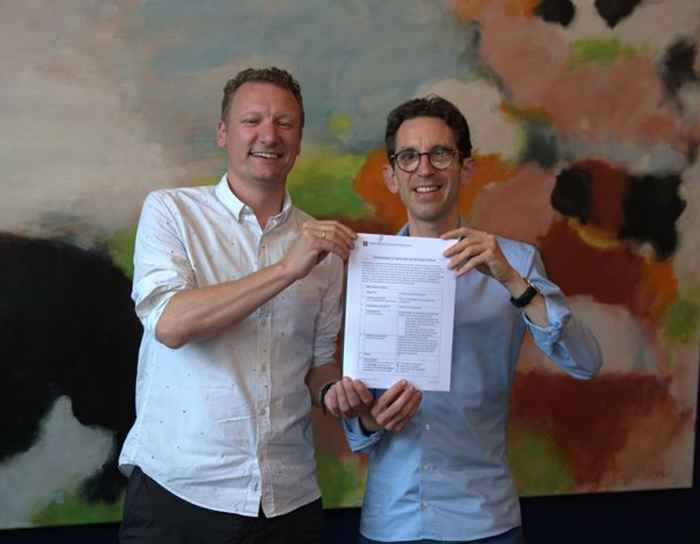 Professor Paul Smeets (R) tijdens de lancering