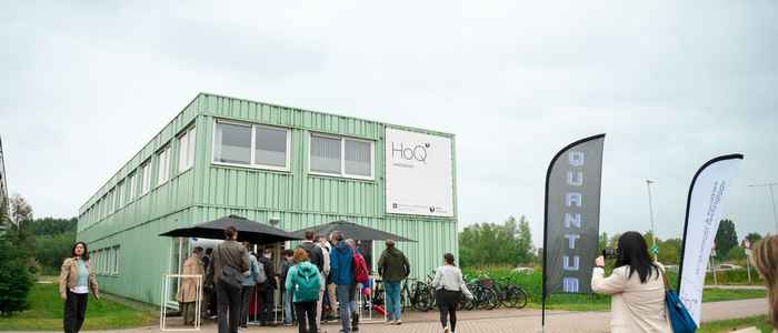 Deelnemers verzamelen zich voor de opening van HoQ Amsterdam. Foto: Rebekka Mell.