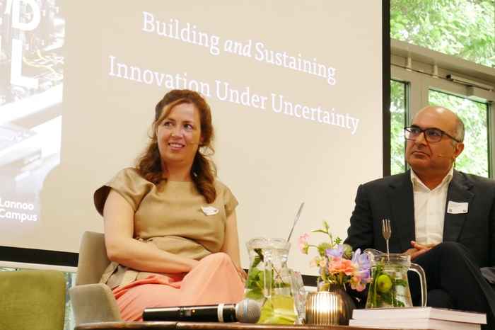 Susanne van der Velden  (L) en Mohammad N. Nasiri bij de boekpresentatie