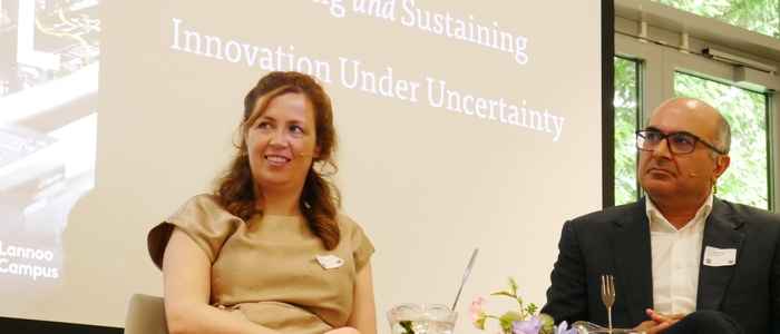 Susanne van der Velden  (L) en Mohammad N. Nasiri bij de boekpresentatie