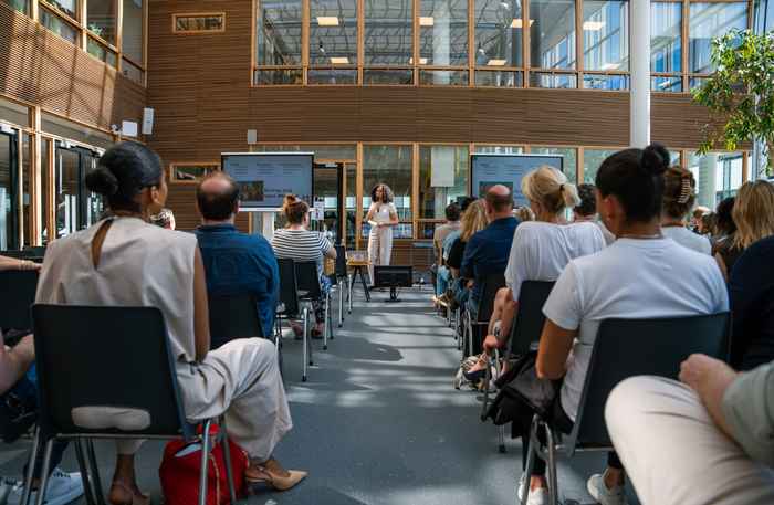 UvA Economie en Bedrijfskunde student Amalia Stuger presenteert haar AI-oplossing op eindevent