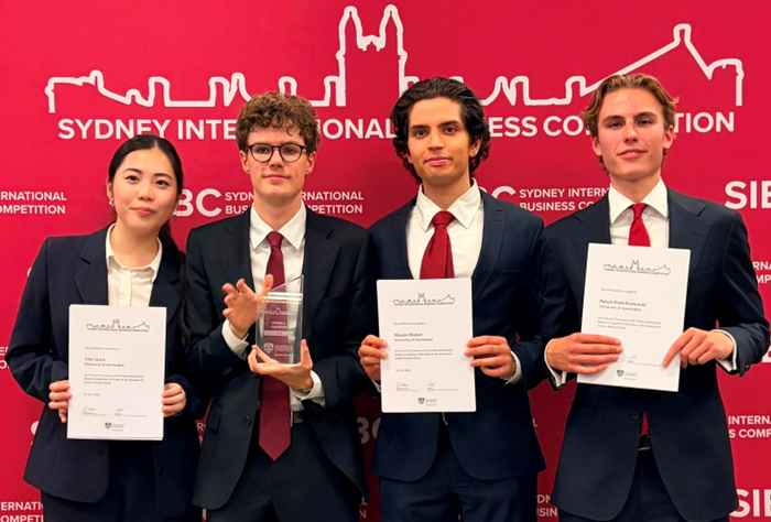 Het winnende EB team met Jisoo Park, Finn Lewis, Shayan Shakeri en Patryk Drab-Grotowski