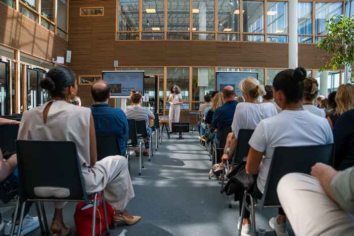 UvA Economie en Bedrijfskunde student Amalia Stuger presenteert haar AI-oplossing op eindevent